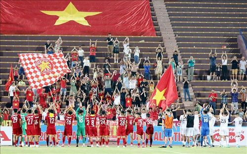 Sau trận đấu, các cầu thủ đội tuyển U20 Việt Nam và U20 Palestine cảm ơn khán giả trên sân đã cổ vũ nhiệt tình cho hai đội. Ảnh: Trung Kiên/TTXVN