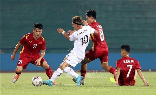 Một pha tranh bóng giữa sân giữa cầu thủ số 10 - Mohammad M.Alhattab và số 8 của U20 Việt Nam là Nguyễn Văn Tú. Ảnh: Trung Kiên/TTXVN