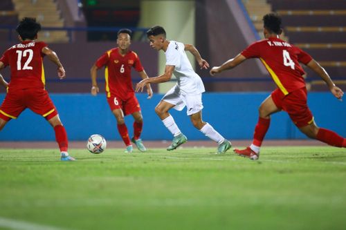 U20 Việt Nam vừa trở về từ chuyến tập huấn Nhật Bản và chơi hai trận giao hữu với Palestine tại Việt Trì. Trận đấu tối 3/9 đá mở, có bán vé còn trận đấu tối 6/9 đá kín, không bán vé, không có tác nghiệp của truyền thông.