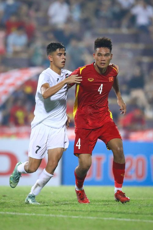 U20 Việt Nam chỉ tranh chấp được bóng bổng sòng phẳng khi các trung vệ lên cao ở những tình huống cố định.