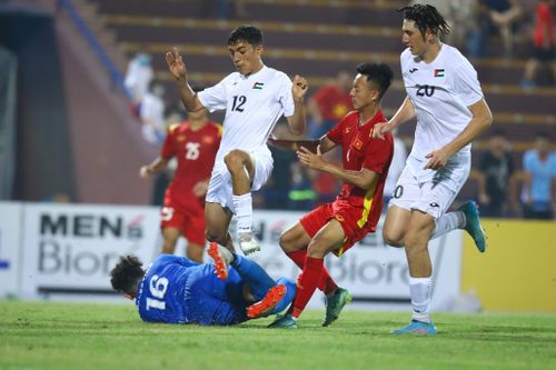 Nhưng U20 Việt Nam vẫn thiếu sự sắc sảo và hạn chế hình thể trước hàng thủ to cao của đại diện Tây Á. U20 Palestine vào tới bán kết Cúp U20 Tây Á hồi giữa năm, họ rõ ràng không dễ bị bắt nạt.