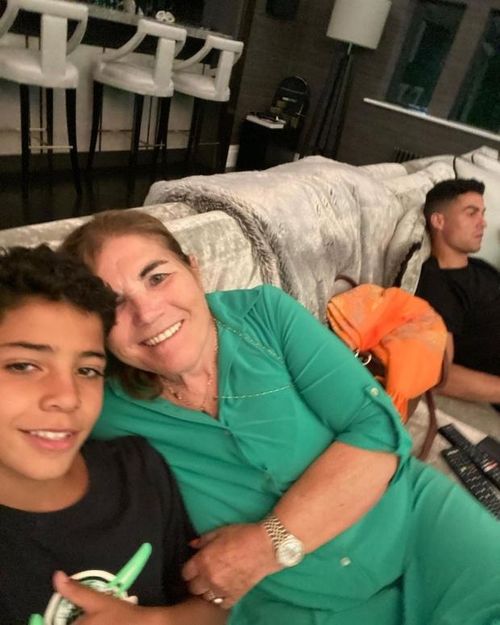 Hình ảnh của Ronaldo (phía sau khung hình) trước trận gặp Arsenal.