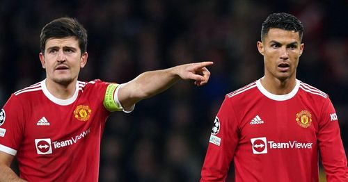  Vị thế của Ronaldo trong phòng thay đồ MU xuống thấp. Sportbible tiết lộ các cầu thủ MU chán ngấy thái độ của Ronaldo. Họ cho rằng CR7 giờ trở thành nỗi nhức nhối thay vì giúp đội bóng tiến lên phía trước. 