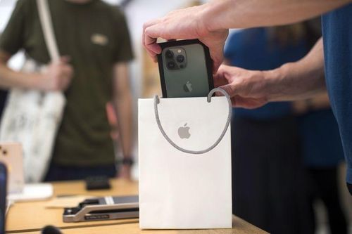 iPhone là dòng sản phẩm đem về hơn 50% doanh thu hàng năm của Apple. Ảnh: Bloomberg.