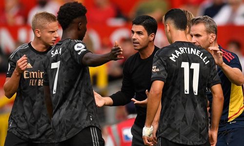 Arteta trao đổi với các học trò trên sân Old Trafford sau trận thua ở vòng 6 Ngoại hạng Anh. Ảnh: Reuters. 