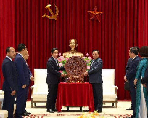 Bí thư Thành ủy Hà Nội Đinh Tiến Dũng trao quà lưu niệm cho Đô trưởng Thủ đô Phnôm Pênh Khuông Sơ-reng. Ảnh: Thanh Hải