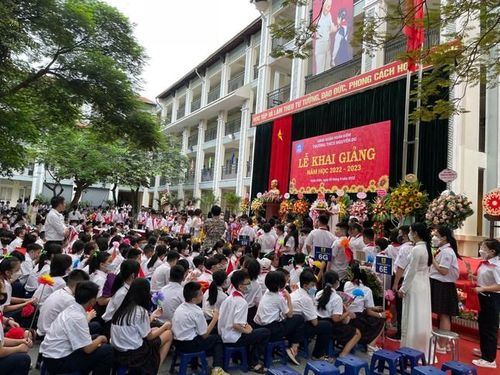Lễ khai giảng trang trọng, ấm áp của cô và trò trường THCS Nguyễn Du, quận Hoàn Kiếm, Hà Nội.
