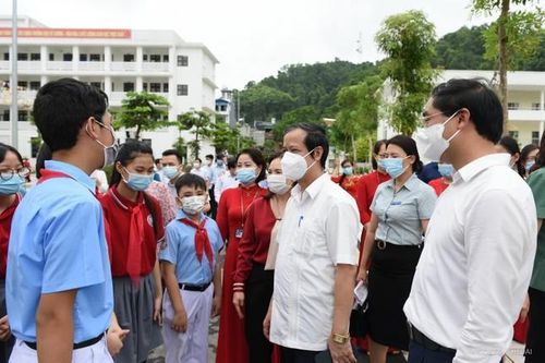 Bộ trưởng Nguyễn Kim Sơn trong một lần thăm trường học ở tỉnh Lào Cai.