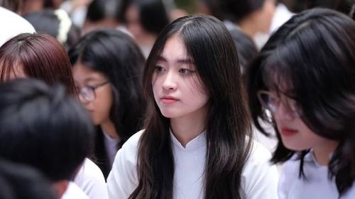 Những nữ sinh trường THPT Chu văn An, Hà Nội rạng ngời trong ngày khai giảng. Ảnh: Mạnh Thắng