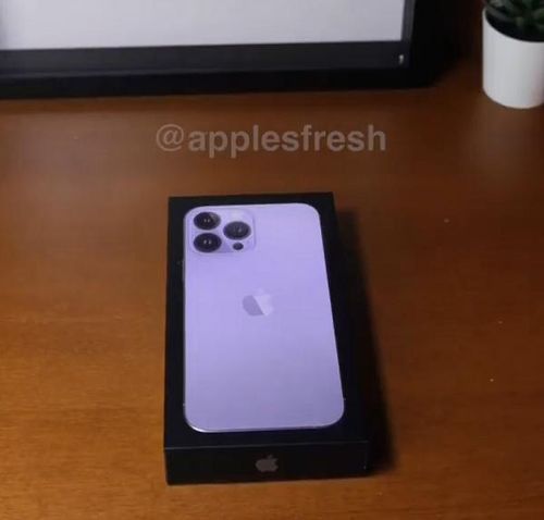 Video cho thấy, hình ảnh chiếc iPhone năm nay được đặt trong mẫu vỏ hộp màu đen, gây ấn tượng với tùy chọn màu tím mới. Đây là màu sắc chưa từng xuất hiện trên dòng sản phẩm Pro nào của Apple.