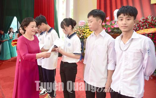  Lãnh đạo Hội Khuyến học tỉnh trao học bổng cho học sinh vượt khó Trường THPT Tân Trào (TP Tuyên Quang).
