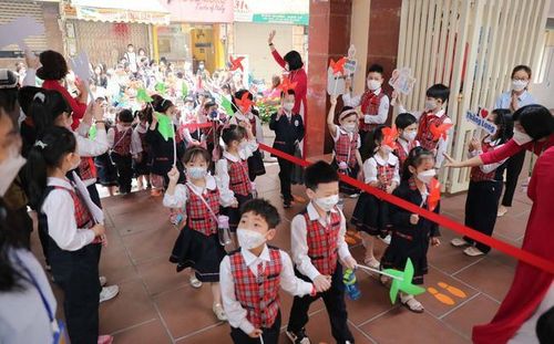 Học sinh lớp 1 Hà Nội tựu trường năm học mới. Ảnh: TTXVN