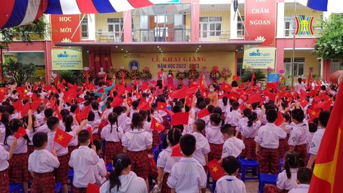 Năm học này, khi dịch bệnh Covid-19 thuyên giảm, cả nước định hình một tâm thế mới, trở lại trạng thái bình thường mới, buổi lễ khai giảng được các em học sinh mong đợi hơn bao giờ hết. Ảnh: Quốc Minh