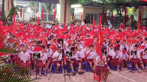Với các em học sinh lớp 1, Lễ khai giảng được xem là bước ngoặt quan trọng trong cuộc đời, đánh dấu một bước phát triển mới của bé. Ảnh: Quốc Minh