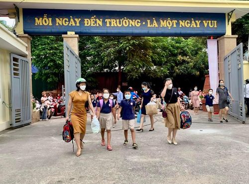 Đây là ngày hội lớn của các em học sinh và các gia đình trong ngày đầu tiên của năm học mới. Ảnh: KTĐT