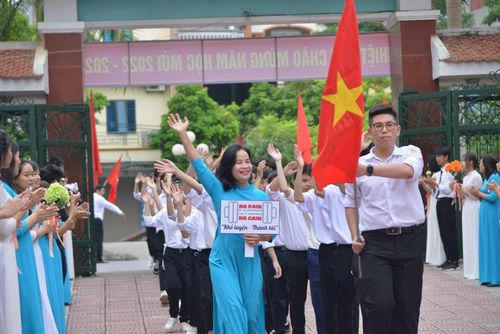 Đúng 7 giờ 30 phút sáng nay (5/9), Lễ khai giảng năm học mới đã được đồng loạt tổ chức tại gần 2.900 trường học thuộc các cấp học trên địa bàn thành phố. Ảnh: Nguyễn Thủy - Bích Thảo