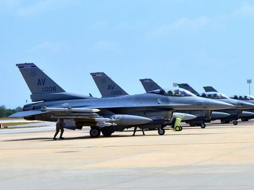 Trước đó, Ai Cập đã quyết định mua máy bay chiến đấu Su-35 của Nga, do chiến đấu cơ F-16 của Ai Cập chỉ có khả năng chiến đấu tầm gần, trong khi các đối thủ của Ai Cập đều được trang bị chiến đấu cơ hạng nặng F-15 của Mỹ. Nga đã nhanh chóng hành động và chuẩn bị sẵn sàng các máy bay chiến đấu Su-35 trong thời gian rất ngắn cho Ai Cập.