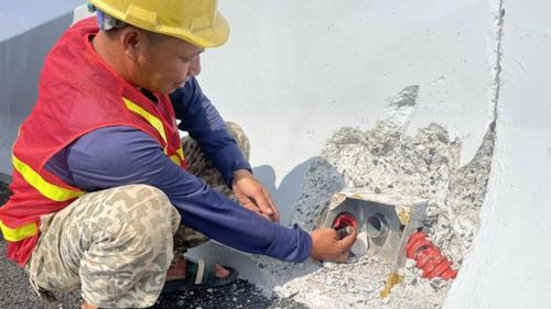 Cáp điện trên cầu Vân Tiên bị cắt ngắn, khiến việc xử lý rất khó khăn. Ảnh: Đỗ Phương.