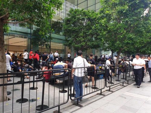 Hình ảnh nhiều người vạ vật xếp hàng chờ mua iPhone vào năm 2019. Ảnh: Lao Động