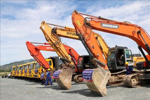 Máy móc, thiết bị phục vụ thi công đường cao tốc Bắc Nam đoạn Vĩnh Hảo - Phan Thiết (Bình Thuận). Ảnh tư liệu: Nguyễn Thanh/TTXVN