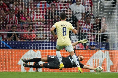  Đến phút 90+6, Mateus Uribe gỡ hòa 1-1 cho Porto trên chấm phạt đền. Thủ môn Jan Oblak đã bay đúng hướng nhưng cũng không thể cản phá. Trước đó, Hermoso để bóng chạm tay trong vùng cấm sau một pha ném biên rất mạnh của cầu thủ Porto. 