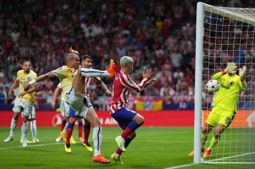  Đến phút 90+11, Atletico được hưởng một quả phạt góc bên cánh trái. Sau pha treo bóng của Thomas Lemar, Axel Witsel đánh đầu vào trong. Bóng vượt qua tầm truy cản của các hậu vệ Porto và tìm đến vị trí của Griezmann. Khi khoảng cách đã quá gần, cú đánh đầu của tiền đạo người Pháp là không thể cản phá. Nhờ đó, Atletico Madrid giành trọn 3 điểm. 