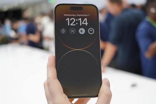  iPhone 14 Pro lộ diện với dải khuyết mặt trước thay bằng hình viên thuốc. Ảnh: The Verge. 