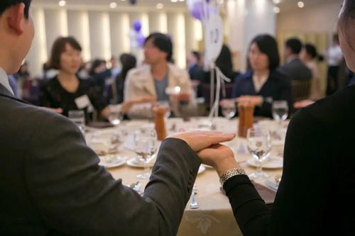 Nhiều công ty mai mối ở Hàn Quốc bắt đầu coi MBTI là một trong những yếu tố xem xét ghép đôi. Ảnh: Jean Chung/New York Times.