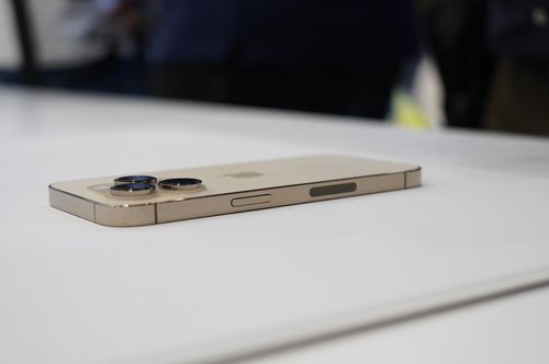 iPhone 14 series không còn khay SIM vật lý. Ảnh: The Verge.