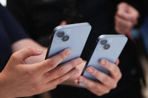 Khách hàng trải nghiệm iPhone 14 mới tại lễ ra mắt của Apple ngày 7/9. Ảnh: REUTERS.