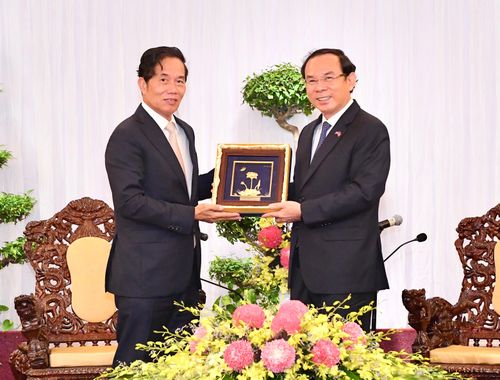 Bí thư Thành ủy TPHCM Nguyễn Văn Nên tặng quà Đô trưởng Phnom Penh Khuong Sreng. Ảnh:VIỆT DŨNG