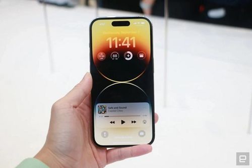 Riêng hai chiếc iPhone 14 Pro/Pro Max nhận được nâng cấp lớn ở mặt trước. Điểm nhấn ấn tượng nhất trên bộ đôi sản phẩm đó là phần “tai thỏ” đã biến mất. (Ảnh: Engadget).