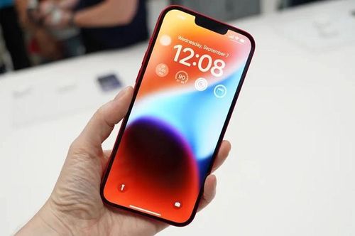 Trong khi đó, mặt trước của thiết bị lại khá nhàm chán. Apple vẫn tiếp tục sử dụng kiểu thiết kế khuyết đỉnh (notch) đặc trưng trên iPhone 14 và iPhone 14 Plus. Hình dạng này của màn hình đã xuất hiện từ 2017, trên mẫu iPhone X. 