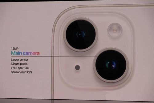 Thay đổi lớn nhất của iPhone 14 so với thế hệ tiền nhiệm nằm ở cụm camera. Vẫn duy trì hai ống kính, tuy nhiên, cấu hình cảm biến được nâng cấp. iPhone 14 và iPhone 14 Max sở hữu máy ảnh có khẩu độ và kích thước pixel lớn hơn. Nâng cấp này giúp sản phẩm thu được nhiều ánh sáng hơn khi chụp ảnh trong điều kiện phức tạp. 