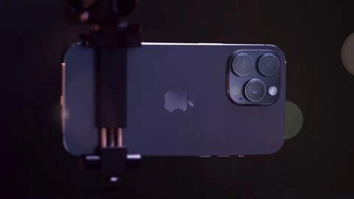 Apple gọi màu tím mới của iPhone 14 Pro/ Pro Max là Deep Purple với hướng thiên về tông tối và đậm. Khác với sắc tím từng xuất hiện trên iPhone XR, màu mới của iPhone 14 Pro được hoàn thiện trên bề mặt nhám và trông sang trọng hơn .