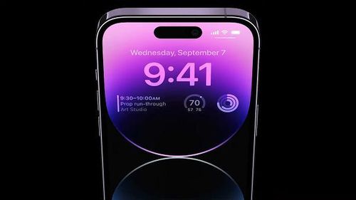 Hai camera sau chéo vẫn giữ nguyên bố cục. Bù lại, 2 sản phẩm đã có ít nhất một màu mới. Danh sách màu đầy đủ gồm: tím, xanh lam, đen, trắng và đỏ.