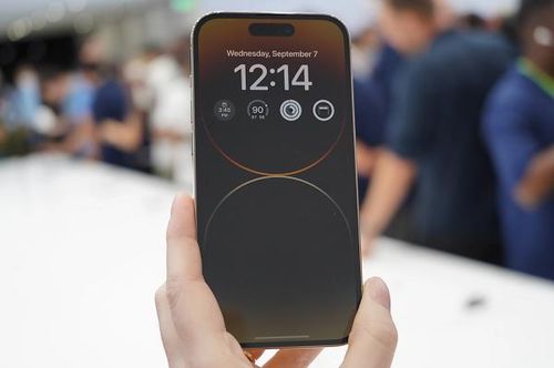 Apple đã cải thiện iPhone 14 ở một số điểm, chẳng hạn như camera trước, thời lượng pin và kết nối không dây (cả di động và Wi-fi), đồng thời trang bị chip A15 Bionic nhanh hơn từ các mẫu iPhone 13 Pro trên iPhone 14 và iPhone 14 Plus.