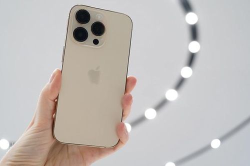 iPhone 14 và iPhone 14 Pro đều có cảm biến chính 12MP lớn hơn và camera siêu rộng 12MP tốt hơn từ iPhone 13 Pro cũng như camera trước 12MP mới với khả năng tự động lấy nét.