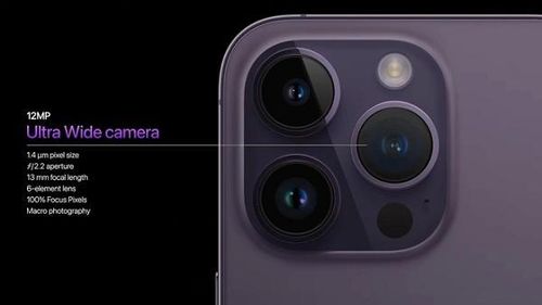 Đúng như tin đồn, iPhone 14 Pro và 14 Pro Max hỗ trợ chế độ màn hình luôn bật (always-on), cho phép người dùng xem giờ và các widget mà không cần bật màn hình.