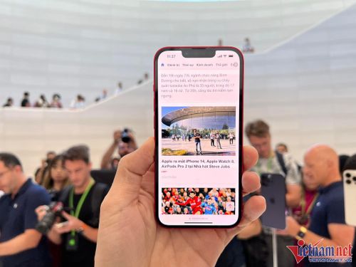 Trên tay sản phẩm iPhone 14. Ảnh: Hải Đăng.
