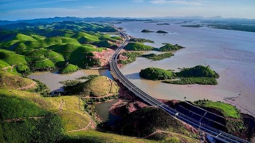 Cao tốc Vân Đồn – Móng Cái giúp kết nối các quốc gia ASEAN và các địa phương trong cả nước với Trung Quốc thông qua cửa khẩu quốc tế Móng Cái.