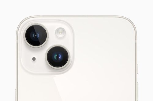 Về mặt nhiếp ảnh, iPhone 14 sở hữu cụm camera phía sau có thiết kế giống với thế hệ tiền nhiệm. Tuy nhiên công nghệ chụp ảnh đã được cải tiến đáng kể cho ra chất lượng hình ảnh một cách chân thật và sắc nét nhất. Camera chính có độ phân giải 12 MP, mang đến hình ảnh có độ chi tiết cao với khả năng chụp ảnh trong môi trường thiếu sáng tốt hơn 49% so với thế hệ tiền nhiệm cũng như cảm biến camera lớn hơn được hỗ trợ xử lý ảnh bởi AI (trí tuệ nhân tạo). Ngoài ra, iPhone 14 còn sở hữu camera selfie có độ phân giải 12 MP.