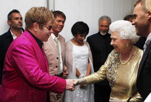  Elton John được Nữ hoàng Anh phong tước hiệp sĩ từ năm 1998. Ảnh: Getty. 