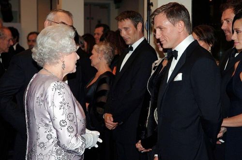  Nữ hoàng Elizabeth II trò chuyện với tài tử Daniel Craig tại buổi ra mắt phim Casino Royale (2006). Ảnh: Getty. 
