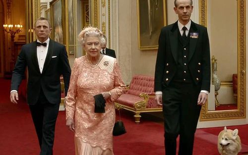  Nữ hoàng Elizabeth II xuất hiện cùng diễn viên Daniel Craig (trái) nhằm quảng bá cho Olympic London 2012. Ảnh: AFP. 