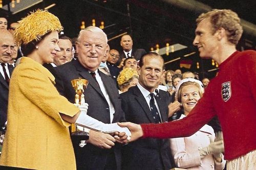 Nữ hoàng Anh trao chức vô địch World Cup 1966 cho đội tuyển Anh.