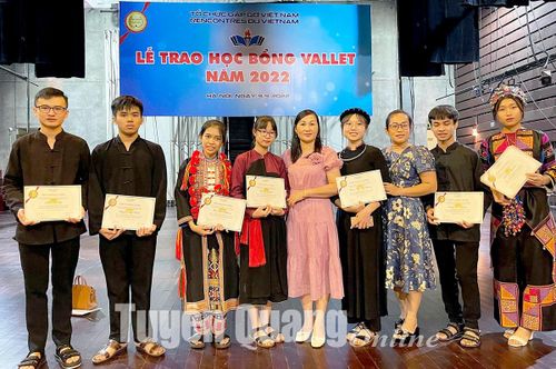 Cán bộ, giáo viên cùng các học sinh Trường Phổ thông Dân tộc nội trú THPT tại lễ trao học bổng Vallet năm 2022.