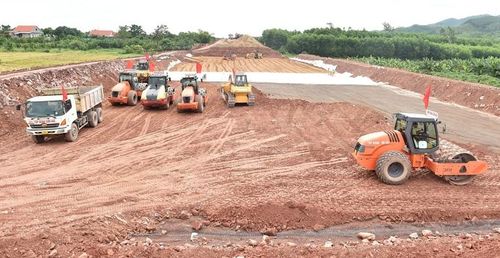 Các đơn vị chạy đua với thời gian để hoàn thành tuyến cao tốc trước 30/10/2022. Ảnh VGP
