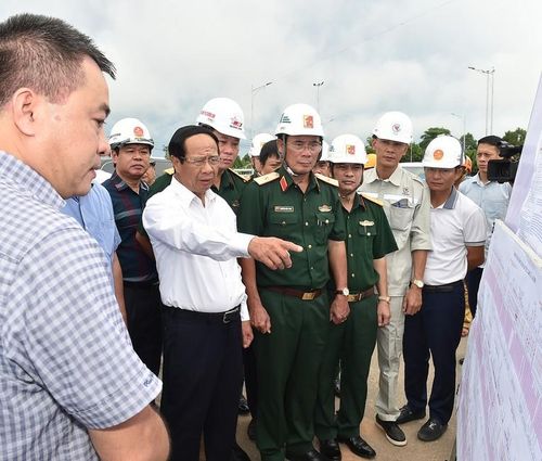 Phó Thủ tướng kiểm tra tiến độ dự án cao tốc Cam Lộ - La Sơn. Ảnh VGP