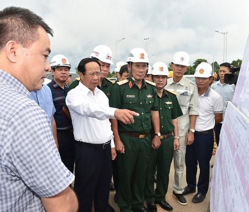 Phó Thủ tướng Lê Văn Thành thị sát tuyến cao tốc Mai Sơn - Quốc lộ 45 Ảnh: VĂN DUẨN